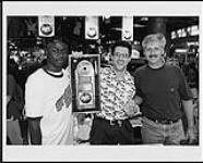Le groupe Servicemen recevant un prix d'album, Groove Station 2, (de gauche à droite) Eddie Lewis (The Servicemen), Eric Robida (The Servicemen), Terry Carson (BMG) [ca 1996].