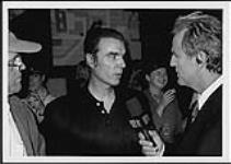 David Byrne of Talking Heads at the CityTv 'Salute to Raw Filmmakers Party' [entre 1985-1991].