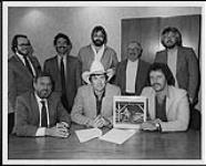 Ian Tyson et son gérant Neil MacGonigal prenant une pose avec les dirigeants de CBS Records lors de la signature d'un contrat à Toronto [ca. 1984].