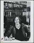 Brent Titcomb assis dans un café à l'extérieur [between 1965-1968].