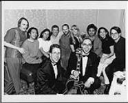 Personnel de BMG Canada avec Tim Tamashiro au salon Imperial de l'hôtel Royal York, Toronto, (de gauche à droite) Chris Montgomery, Tim Tamashiro (rangée arrière, gauche) Dale Peters (représentant de la promotion) 28 mai 1997