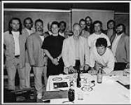 Tragically Hip avec des membres de MCA Records Canada lors de la signature d'un contrat, Toronto, Ontario n.d.