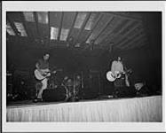Transistor Sound & Lighting Co. en spectacle sur scène à la présentation Vik, (de gauche à droite) Dino, Marty, Jason [ca. 1998].