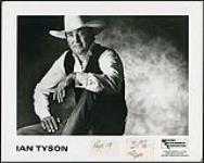 Photo publicitaire de Ian Tyson portant un chapeau de cow-boy [ca 1989].