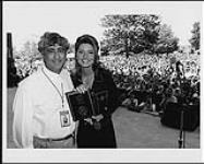 Membre de la SOCAN Eddie Schwartz présentant une plaque no 1 SOCAN à Shania Twain le 17 août 1996 lors de la Fan Appreciation Day, Exposition nationale canadienne, Toronto August 17, 1996