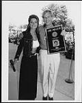 Shania Twain prenant une pose avec John Wright (de Country Music Television) le 17 août 1996 lors de la Fan Appreciation Day, Exposition nationale canadienne, Toronto 17 août 1996