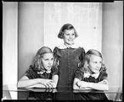 Ellis, Mme Arthur - Photographie de Mary Jane, Catherine, Barbara December 18, 1935