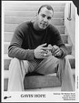 Portrait de presse de Gavin Hope, assise dans un escalier [entre 1997-1999].