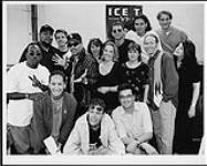 Ice-T en compagnie de membres du personnel de Virgin Canada, le 17 juin 1996 17 juin 1996