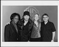 Joée en compagnie de membres du personnel de Warner/Chappell Music: (de gauche à droite) Pat Campbell (directeur général), Joée, Anne-Marie Smith (directrice, Création), John Marmora (impresario de Joée) 8 novembre 1999