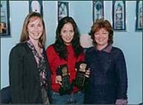 Chantal Kreviazuk recevant le premier prix de la SOCAN pour ses chansons "Before You" et "Dear Life." De gauche à droite : Marni Thornton de la SOCAN, Chantal Kreviazuk, Lynne Foster de la SOCAN December, 1999