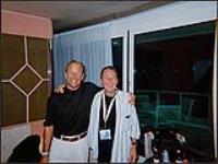 De gauche à droite : le chanteur Tim Lawson en compagnie de Pim van der Kolk, directeur de European Business Affairs. Photo prise au MIDEM, à Cannes January, 2000
