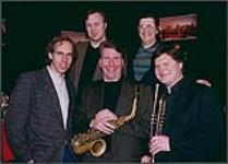 Photographie instantanée du Chris Mitchell Quintet. De gauche à droite : Neil Swainson, basse; Kirk MacDonald, saxophone ténor; Chris Mitchell, saxophone; Jerry Fuller, batterie et Steve McDade, trompette 1999