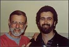 Photographie instantanée des chanteurs Roger Whittaker et George Michaels pris en coulisse à Detroit alors qu'ils sont en ondes à la station de radio CKWW [between 1980-1990]