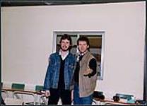 Photographie instantanée de Murray McLauchlan et Walt Lathan à la station de radio CJTN. Trenton [entre 1985-1995]