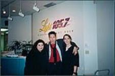 Photographie instantanée de Dulce Barbosa de la radio Light 105,7, avec Claude McKenzie et Craig James. St. Catherines [entre 1990-2000]