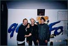 Photographie instantanée de Billy Howerdel et Josh Freese du groupe A Perfect Circle visitant Jeff O'Neil à la station de radio 99,3 The FOX à Vancouver [between 1990-2000]