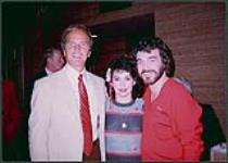 Photographie instantanée de Ronnie Prophet, Glory-Anne Carriere, et Pat Boone [between 1980-1990]