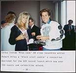 Photographie instantanée de Leisa Ingram ('Miss Leas'89') et l'artiste Robert Riley [ca. 1989]