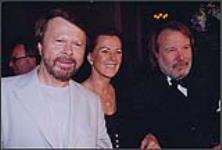 Membres du groupe ABBA : (de gauche à droite) Bjorn Ulvaeus, Anni-Frid Lyngstad, Benny Andersson [entre 1990-2000].