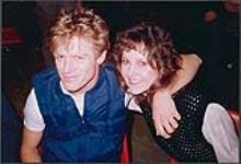 Bryan Adams avec Seanna Collins (présentateur en soirée de CHAB) en coulisse au Regina Agridome, 21 janvier 1985 21 janvier 1985