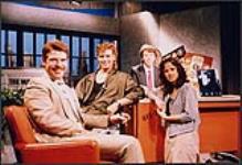 De gauche à droite : Dan Woods (CHML), Paris Black, Ben Guyatt, Michelle Heppell, sur le plateau de « 11 After Midnight » de CHCH TV [entre 1990-1991].
