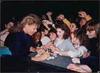Paris Black signant des autographes à l'école secondaire Notre Dame, Brampton, Ontario [ca. 1988].