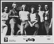 Photo de presse de Louisiana's LeRoux. De gauche à droite : Bobby Campo, Tony Haselden, Jeff Pollard, Rod Roddy, David Peters, Leon Medica. Capitol Records [between 1978-1983]