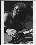 Le guitariste de Loverboy Paul Dean [entre 1980-1989]