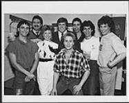 La vedette montréalaise Luba pose avec son groupe, le gérant Walter Grego, Donald Tarlton (D.K.D.) et le représentant de promotion Richard Gamache après le spectacle du groupe au Forum [entre 1984-1990].