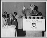 Barry Mann speaking at a podium at the Variety Club of Ontario, Tent 28 [entre 1980-1985].