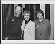 Anne Murray et un homme et une femme non identifiés portant une étiquette « invité d'EMI Music Canada » [entre 1990-2000]