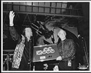 Ross Reynolds, président de MCA Records Canada, remet à Meat Loaf un quintuple disque platine pour son plus récent album, Bat Out of Hell II: Back Into Hell, au Centre Eaton de Toronto [entre 1993-1994].