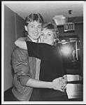 Wayne Gretzky embracing Anne Murray [entre 1980-1985]
