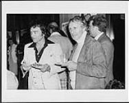 Ronnie Prophet et Don Harron avec des personnes non identifiées lors d'une célébration [ca. 1979].
