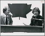 Peter Pringle participant à la Eaton's Canadian Celebration en entrevue avec Jim Paulsen au Eaton Mall [between 1975-1980].