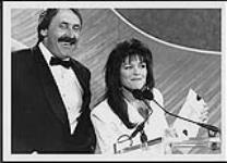 Wayne Rostad et Patricia Conroy annonçant un prix [entre 1995-2000].