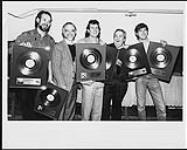 Roxy Music conquérant une fois de plus le Canada avec le disque d'or pour « The High Road » et le disque platine pour « Avalon » [entre 1982-1983].