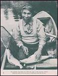 Homme des Premières Nations à la pêche dans un bateau, tiré d'une publication de l'Office national du film du Canada « Pacific Coast Fishing » n.d.