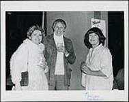 Catherine McKinnon (gauche) et Barbara MacAndrew (droite) avec Don Harron. -- Linda: ajouter "droite" [between 1970-1975].