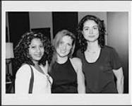 Jo Dee Messina and two women. Hamilton, Ontario [entre 1999-2000].
