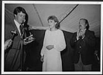Dean Nahrup, directeur de Canada's Wonderland, et Wayne Nederlander font un présent à Anne Murray à une réception suivant son spectacle d'ouverture au nouveau Kingswood Music Theatre de Toronto 1983