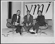 Bruce Murray (centre) sur le plateau de l'émission de Michel Jasmin à Montréal avec l'animateur Michel Jasmin (gauche) et Shawn Phillips [between 1979-1984].