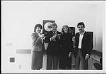Sam Manuel (attaché de presse de Tembo), Ed Preston (patron de Tembo), Jane Malton et Harry Hinde célèbrent le premier simple de Jane « Slow Dance » chez Tembo Records [between 1985-1986].