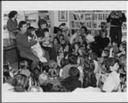Katharine Smithrim et Bob McGrath chantent des extraits de The Baby Record au Children's Bookstore à Toronto [entre 1980-1989]