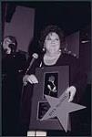 Rita MacNeil qui tient son prix et son étoile de reconnaissance [entre 1988-1992].