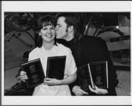 L'auteur-compositeur-interprète Jason McCoy plante un baiser sur la joue de sa co-auteure (et amie de coeur) Terrine Barnes à la fête no 1 de la SOCAN au Lone Star Café, à Toronto 27 mars 1996