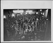 Bal de St. Andrew, Montréal : Débutantes dansent avec leurs escortes 1956