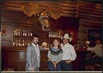 Peter Chipman, Tom Gallant, CMN'S Pam Barker and CFAC'S Robin Ingram, on the set of Rocky Mountain Inn 1 novembre 1984