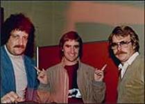 Chris DeBurgh, chanteur, à FM 96, avec Matthew Cope et le directeur de promotion, A&M, Nick Carboni [between 1980-1985].